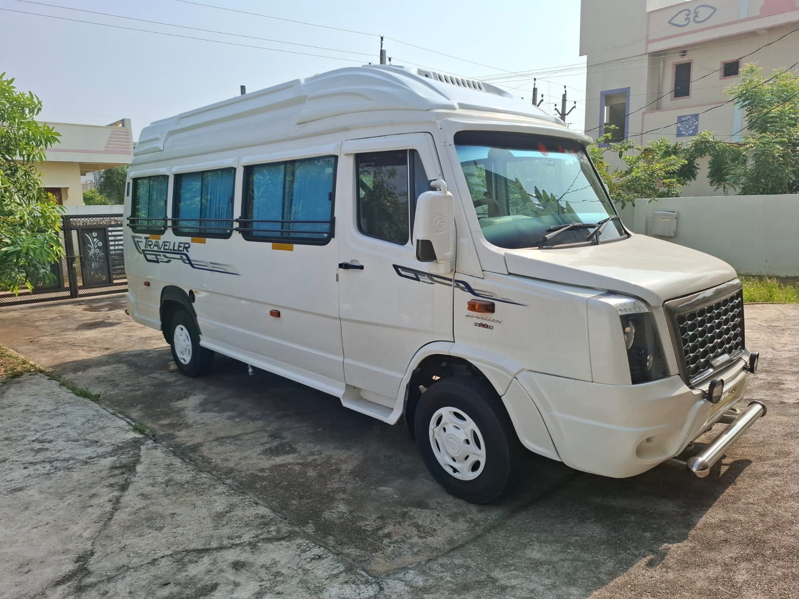KD Travels group vehicle