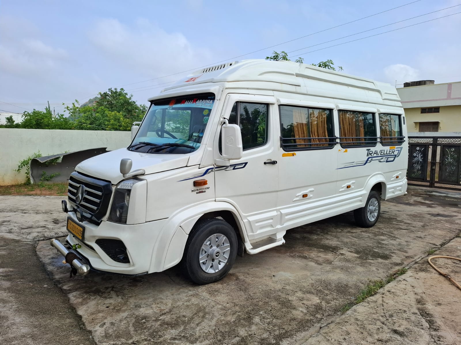 KD Travels group vehicle