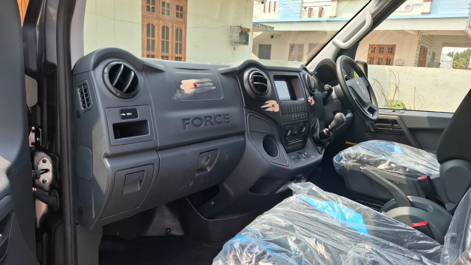 KD Travels group vehicle