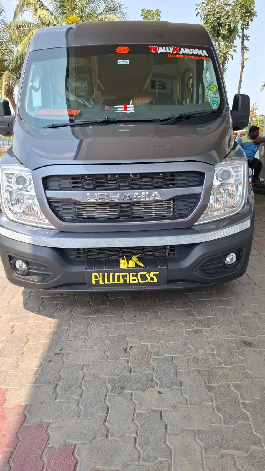 KD Travels group vehicle
